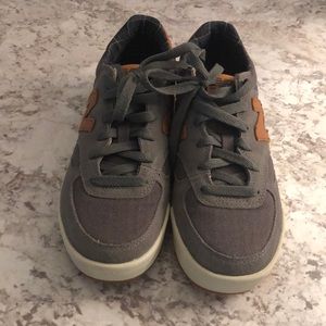 new Balance size 8.5 tennis shoes gray